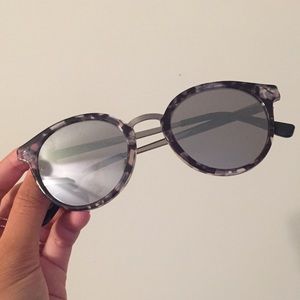 Black & White tortoise shell Guess sunglasses